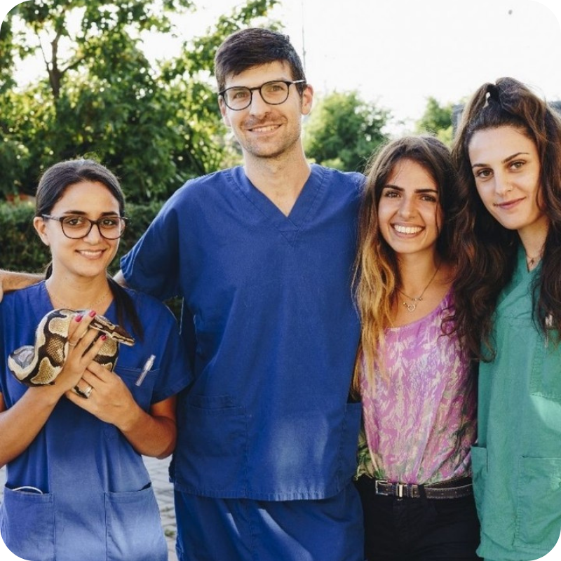 Alcuni membri del team della Clinica Veterinaria Haziel e i due medici veterinari specializzati in animali esotici e non convenzionali